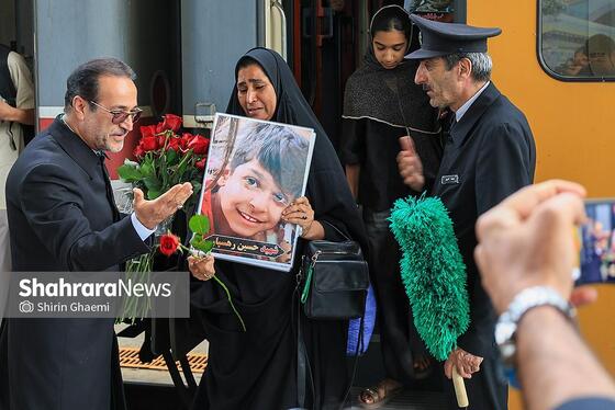 گزارش تصویری | ورود خانواده شهدای میناب به مشهدالرضا