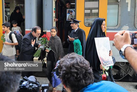 گزارش تصویری | ورود خانواده شهدای میناب به مشهدالرضا