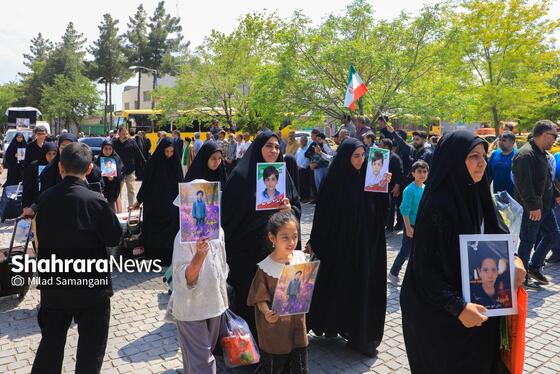 گزارش تصویری | بدرقه خانواده شهدای مدرسه «شجره طیبه» میناب در ایستگاه راه‌آهن مشهد