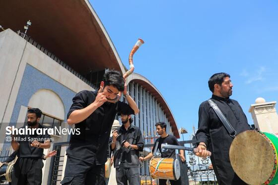 گزارش تصویری | بدرقه خانواده شهدای مدرسه «شجره طیبه» میناب در ایستگاه راه‌آهن مشهد