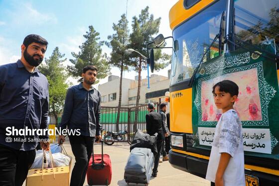 گزارش تصویری | بدرقه خانواده شهدای مدرسه «شجره طیبه» میناب در ایستگاه راه‌آهن مشهد