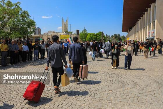 گزارش تصویری | بدرقه خانواده شهدای مدرسه «شجره طیبه» میناب در ایستگاه راه‌آهن مشهد