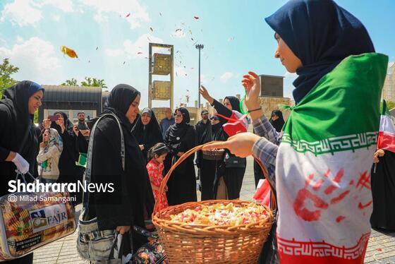 گزارش تصویری | بدرقه خانواده شهدای مدرسه «شجره طیبه» میناب در ایستگاه راه‌آهن مشهد