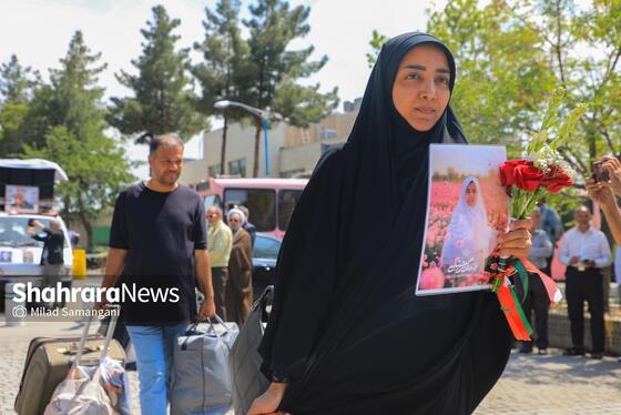 گزارش تصویری | بدرقه خانواده شهدای مدرسه «شجره طیبه» میناب در ایستگاه راه‌آهن مشهد