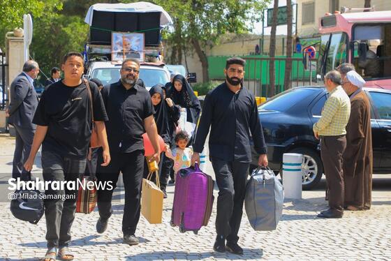 گزارش تصویری | بدرقه خانواده شهدای مدرسه «شجره طیبه» میناب در ایستگاه راه‌آهن مشهد