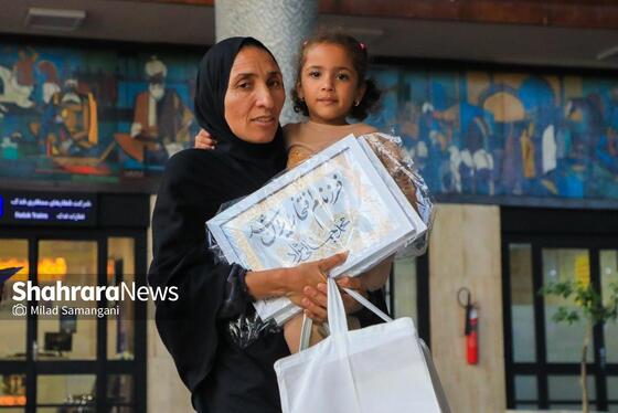 گزارش تصویری | بدرقه خانواده شهدای مدرسه «شجره طیبه» میناب در ایستگاه راه‌آهن مشهد