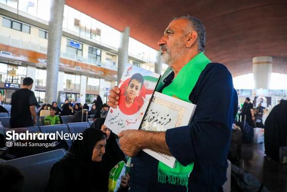 گزارش تصویری | بدرقه خانواده شهدای مدرسه «شجره طیبه» میناب در ایستگاه راه‌آهن مشهد