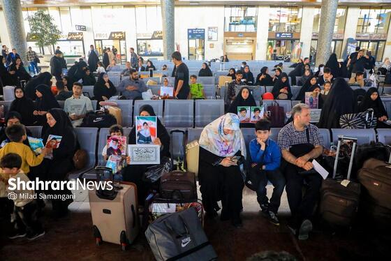 گزارش تصویری | بدرقه خانواده شهدای مدرسه «شجره طیبه» میناب در ایستگاه راه‌آهن مشهد