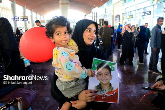 گزارش تصویری | بدرقه خانواده شهدای مدرسه «شجره طیبه» میناب در ایستگاه راه‌آهن مشهد