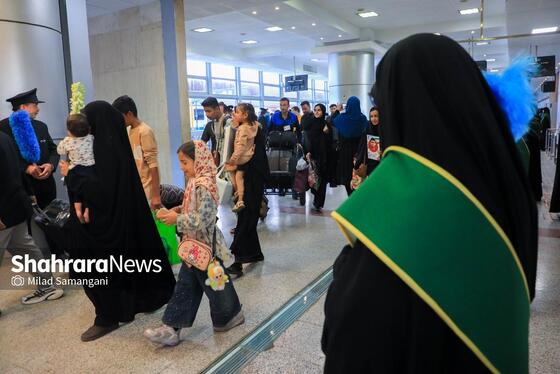 گزارش تصویری | بدرقه خانواده شهدای مدرسه «شجره طیبه» میناب در ایستگاه راه‌آهن مشهد