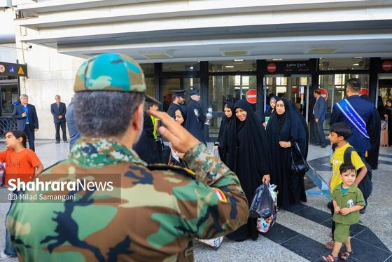 گزارش تصویری | بدرقه خانواده شهدای مدرسه «شجره طیبه» میناب در ایستگاه راه‌آهن مشهد