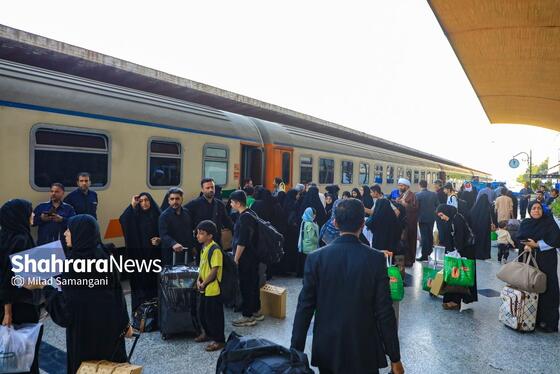 گزارش تصویری | بدرقه خانواده شهدای مدرسه «شجره طیبه» میناب در ایستگاه راه‌آهن مشهد