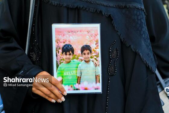 گزارش تصویری | بدرقه خانواده شهدای مدرسه «شجره طیبه» میناب در ایستگاه راه‌آهن مشهد