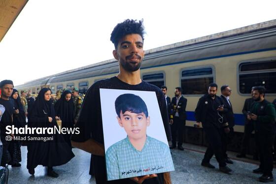 گزارش تصویری | بدرقه خانواده شهدای مدرسه «شجره طیبه» میناب در ایستگاه راه‌آهن مشهد