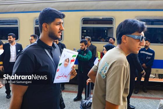 گزارش تصویری | بدرقه خانواده شهدای مدرسه «شجره طیبه» میناب در ایستگاه راه‌آهن مشهد