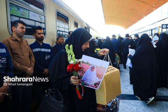 گزارش تصویری | بدرقه خانواده شهدای مدرسه «شجره طیبه» میناب در ایستگاه راه‌آهن مشهد