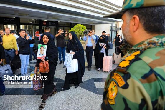 گزارش تصویری | بدرقه خانواده شهدای مدرسه «شجره طیبه» میناب در ایستگاه راه‌آهن مشهد