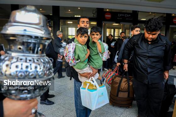 گزارش تصویری | بدرقه خانواده شهدای مدرسه «شجره طیبه» میناب در ایستگاه راه‌آهن مشهد