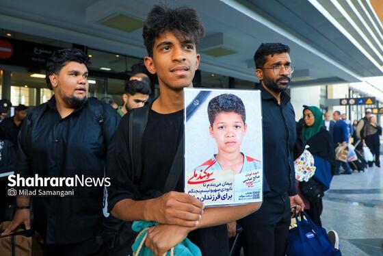 گزارش تصویری | بدرقه خانواده شهدای مدرسه «شجره طیبه» میناب در ایستگاه راه‌آهن مشهد