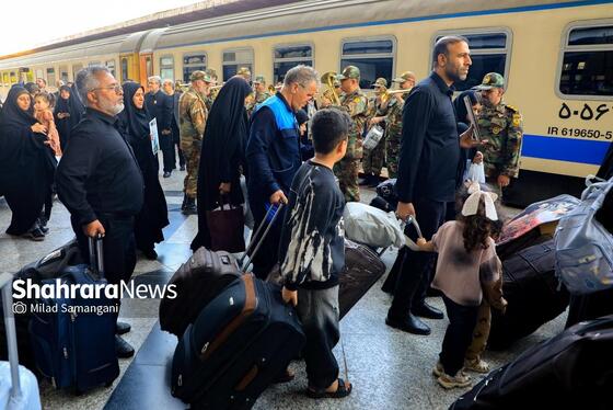گزارش تصویری | بدرقه خانواده شهدای مدرسه «شجره طیبه» میناب در ایستگاه راه‌آهن مشهد