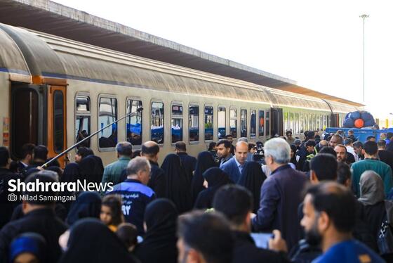 گزارش تصویری | بدرقه خانواده شهدای مدرسه «شجره طیبه» میناب در ایستگاه راه‌آهن مشهد