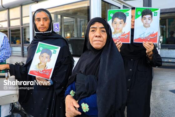 گزارش تصویری | بدرقه خانواده شهدای مدرسه «شجره طیبه» میناب در ایستگاه راه‌آهن مشهد
