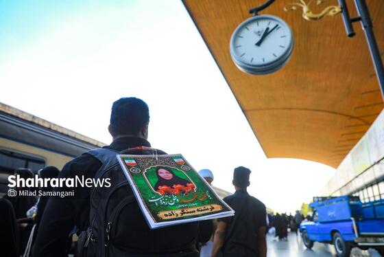 گزارش تصویری | بدرقه خانواده شهدای مدرسه «شجره طیبه» میناب در ایستگاه راه‌آهن مشهد