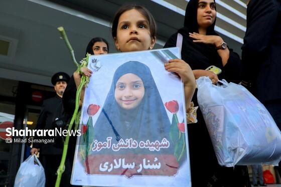 گزارش تصویری | بدرقه خانواده شهدای مدرسه «شجره طیبه» میناب در ایستگاه راه‌آهن مشهد