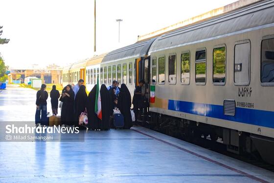گزارش تصویری | بدرقه خانواده شهدای مدرسه «شجره طیبه» میناب در ایستگاه راه‌آهن مشهد