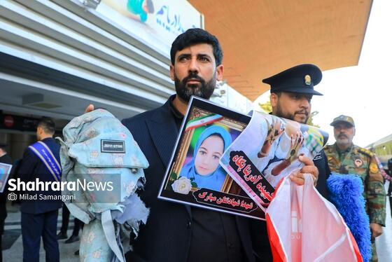 گزارش تصویری | بدرقه خانواده شهدای مدرسه «شجره طیبه» میناب در ایستگاه راه‌آهن مشهد