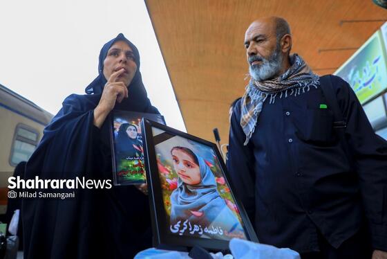 گزارش تصویری | بدرقه خانواده شهدای مدرسه «شجره طیبه» میناب در ایستگاه راه‌آهن مشهد