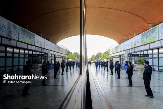 گزارش تصویری | بدرقه خانواده شهدای مدرسه «شجره طیبه» میناب در ایستگاه راه‌آهن مشهد