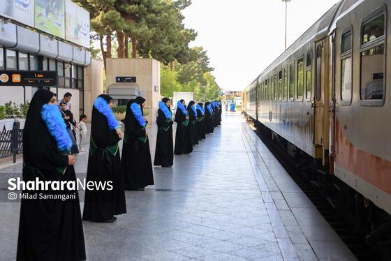 گزارش تصویری | بدرقه خانواده شهدای مدرسه «شجره طیبه» میناب در ایستگاه راه‌آهن مشهد