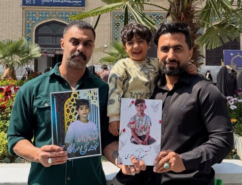 دیدار مهدی ماهانی، بازیگر با خانواده شهدای مدرسه میناب + تصاویر