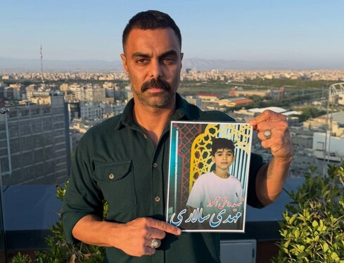 دیدار مهدی ماهانی، بازیگر با خانواده شهدای مدرسه میناب + تصاویر