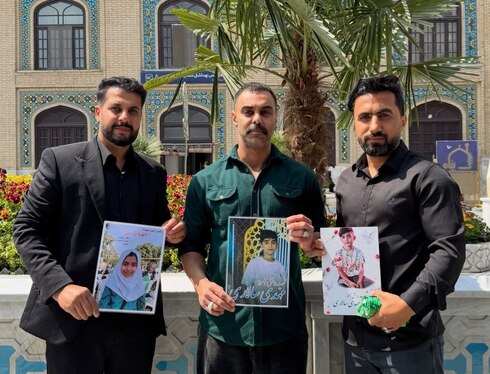 دیدار مهدی ماهانی، بازیگر با خانواده شهدای مدرسه میناب + تصاویر