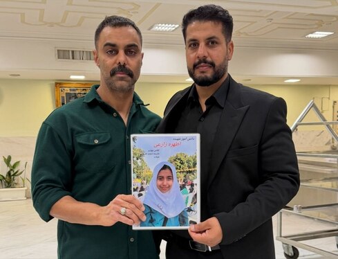 دیدار مهدی ماهانی، بازیگر با خانواده شهدای مدرسه میناب + تصاویر