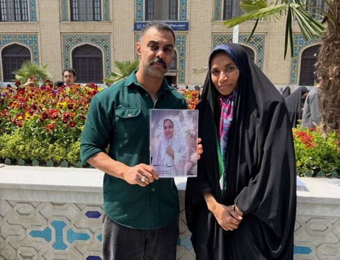 دیدار مهدی ماهانی، بازیگر با خانواده شهدای مدرسه میناب + تصاویر