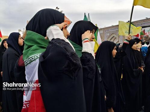 مهر وطن بر قلب | حضور پرشور دختران مشهدی در اجتماع بزرگ «مشت‌های گره کرده» در حرم مطهر رضوی + فیلم و تصاویر