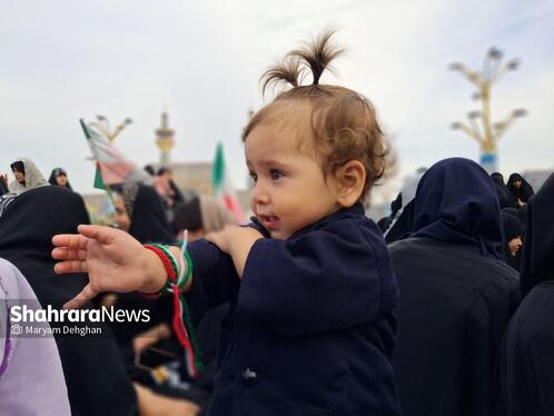 مهر وطن بر قلب | حضور پرشور دختران مشهدی در اجتماع بزرگ «مشت‌های گره کرده» در حرم مطهر رضوی + فیلم و تصاویر