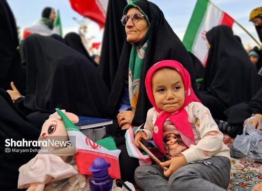 مهر وطن بر قلب | حضور پرشور دختران مشهدی در اجتماع بزرگ «مشت‌های گره کرده» در حرم مطهر رضوی + فیلم و تصاویر