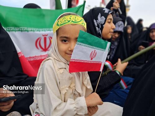 مهر وطن بر قلب | حضور پرشور دختران مشهدی در اجتماع بزرگ «مشت‌های گره کرده» در حرم مطهر رضوی + فیلم و تصاویر