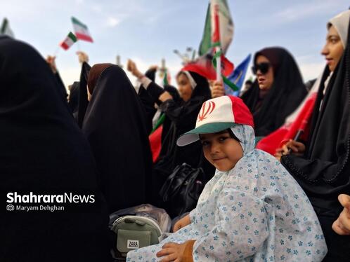 مهر وطن بر قلب | حضور پرشور دختران مشهدی در اجتماع بزرگ «مشت‌های گره کرده» در حرم مطهر رضوی + فیلم و تصاویر
