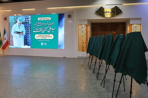 گزارش تصویری | آیین رونمایی از ۷ دستخط رهبر شهید در غباروبی‌های مضجع منور رضوی