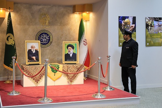 گزارش تصویری | آیین رونمایی از ۷ دستخط رهبر شهید در غباروبی‌های مضجع منور رضوی