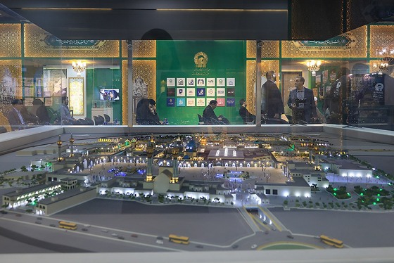 گزارش تصویری | آیین رونمایی از ۷ دستخط رهبر شهید در غباروبی‌های مضجع منور رضوی