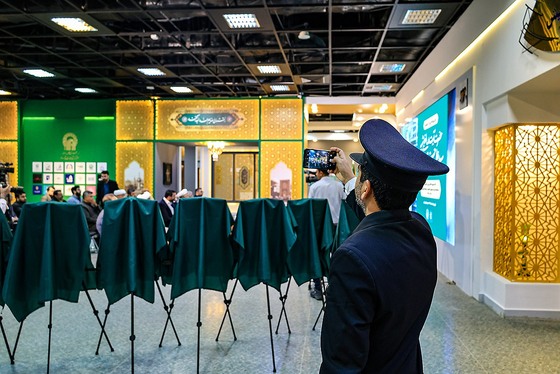 گزارش تصویری | آیین رونمایی از ۷ دستخط رهبر شهید در غباروبی‌های مضجع منور رضوی