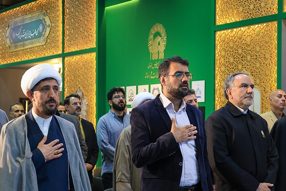 گزارش تصویری | آیین رونمایی از ۷ دستخط رهبر شهید در غباروبی‌های مضجع منور رضوی