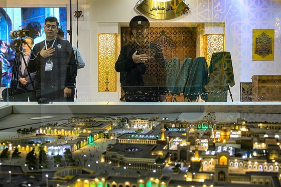 گزارش تصویری | آیین رونمایی از ۷ دستخط رهبر شهید در غباروبی‌های مضجع منور رضوی