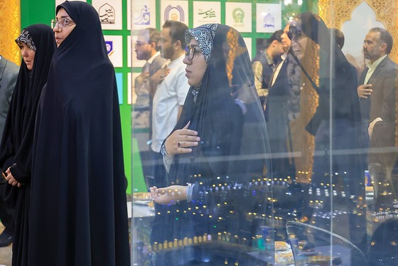 گزارش تصویری | آیین رونمایی از ۷ دستخط رهبر شهید در غباروبی‌های مضجع منور رضوی